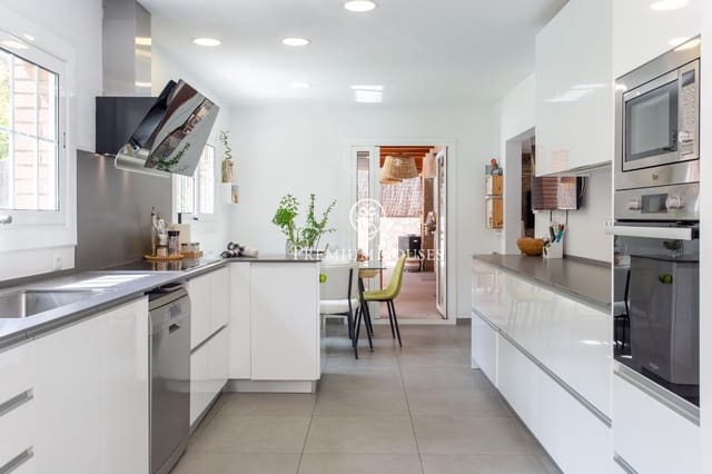 4 slaapkamer Villa te koop in Sant Andreu de Llavaneres met zwembad garage - € 1.350.000 (Ref: 9761976)