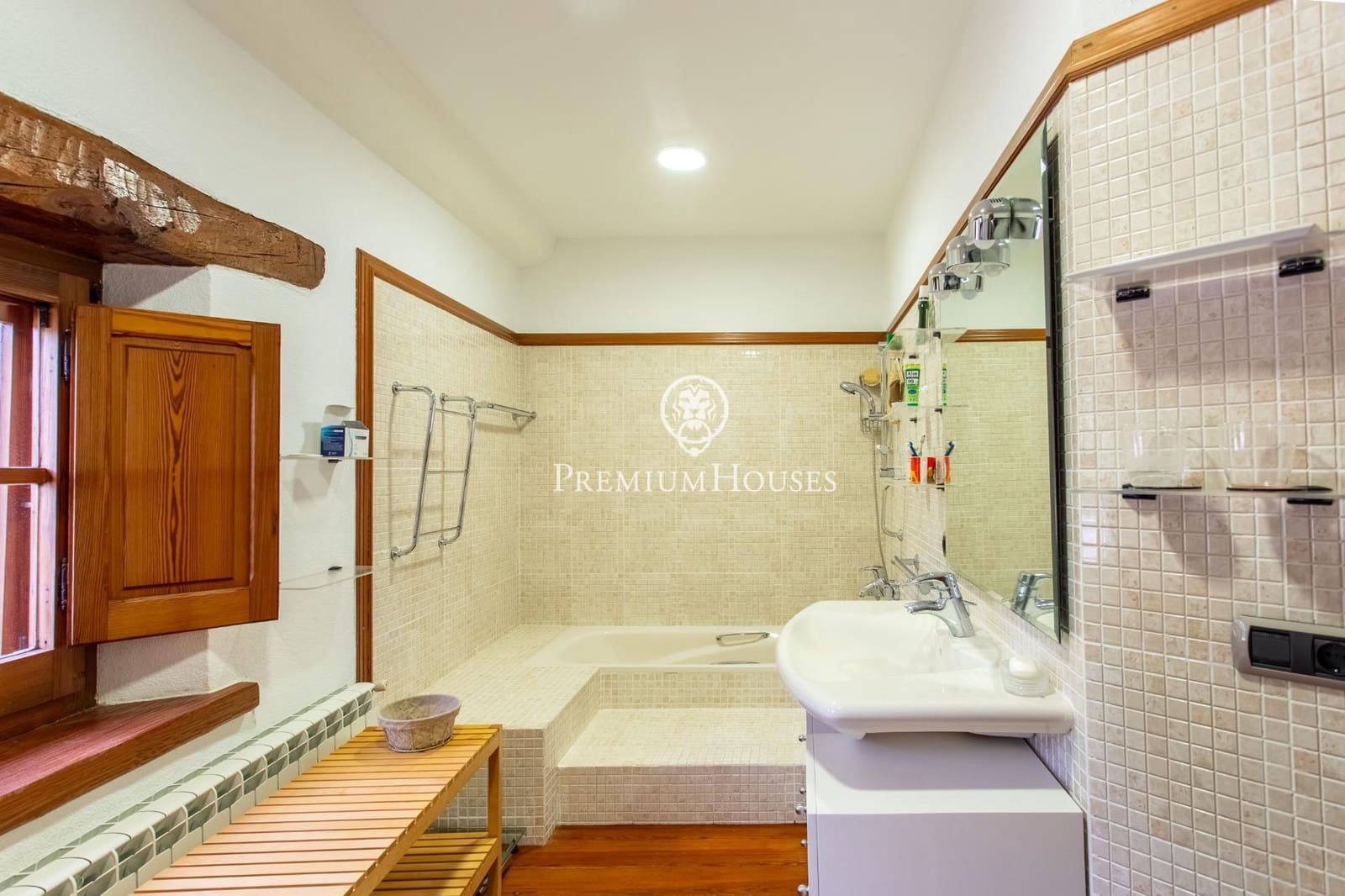 6 sypialnia Finka/Dom wiejski na sprzedaż w Sant Iscle de Vallalta z basenem garażem - 1 349 000 € (Ref: 9770644)