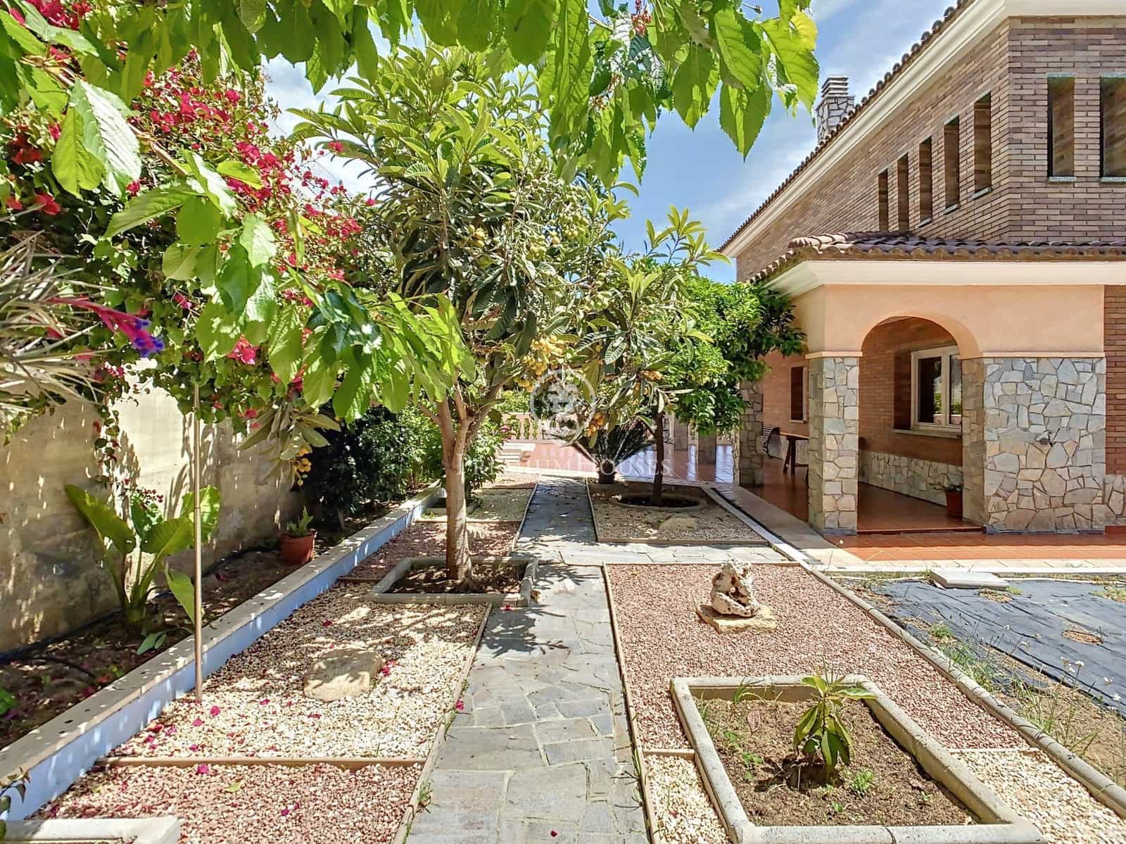 5 bedroom Villa for sale in Badalona with garage - € 1,700,000 (Ref: 9770649)