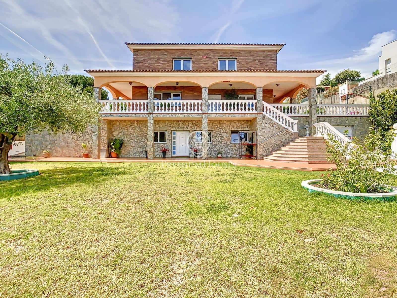 5 bedroom Villa for sale in Badalona with garage - € 1,700,000 (Ref: 9770649)