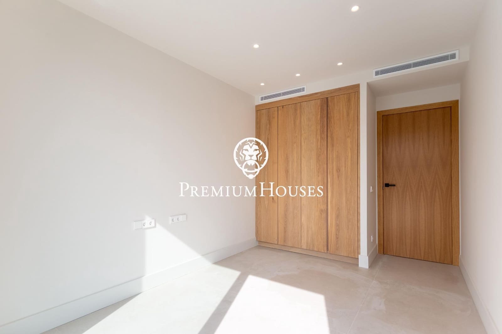 4 sypialnia Willa na sprzedaż w Sant Vicenc de Montalt z basenem garażem - 1 150 000 € (Ref: 9788391)