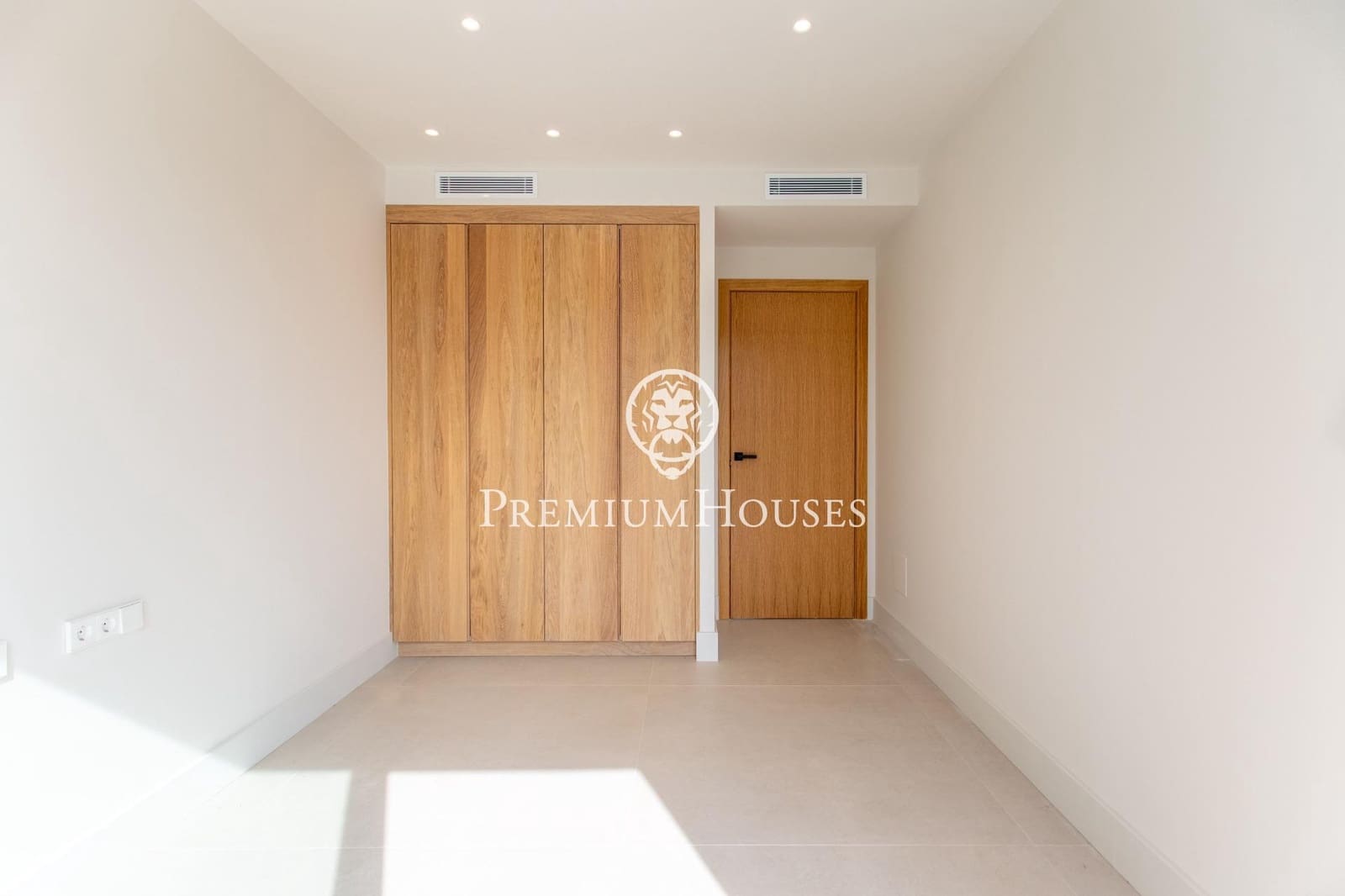 4 sypialnia Willa na sprzedaż w Sant Vicenc de Montalt z basenem garażem - 1 150 000 € (Ref: 9788391)