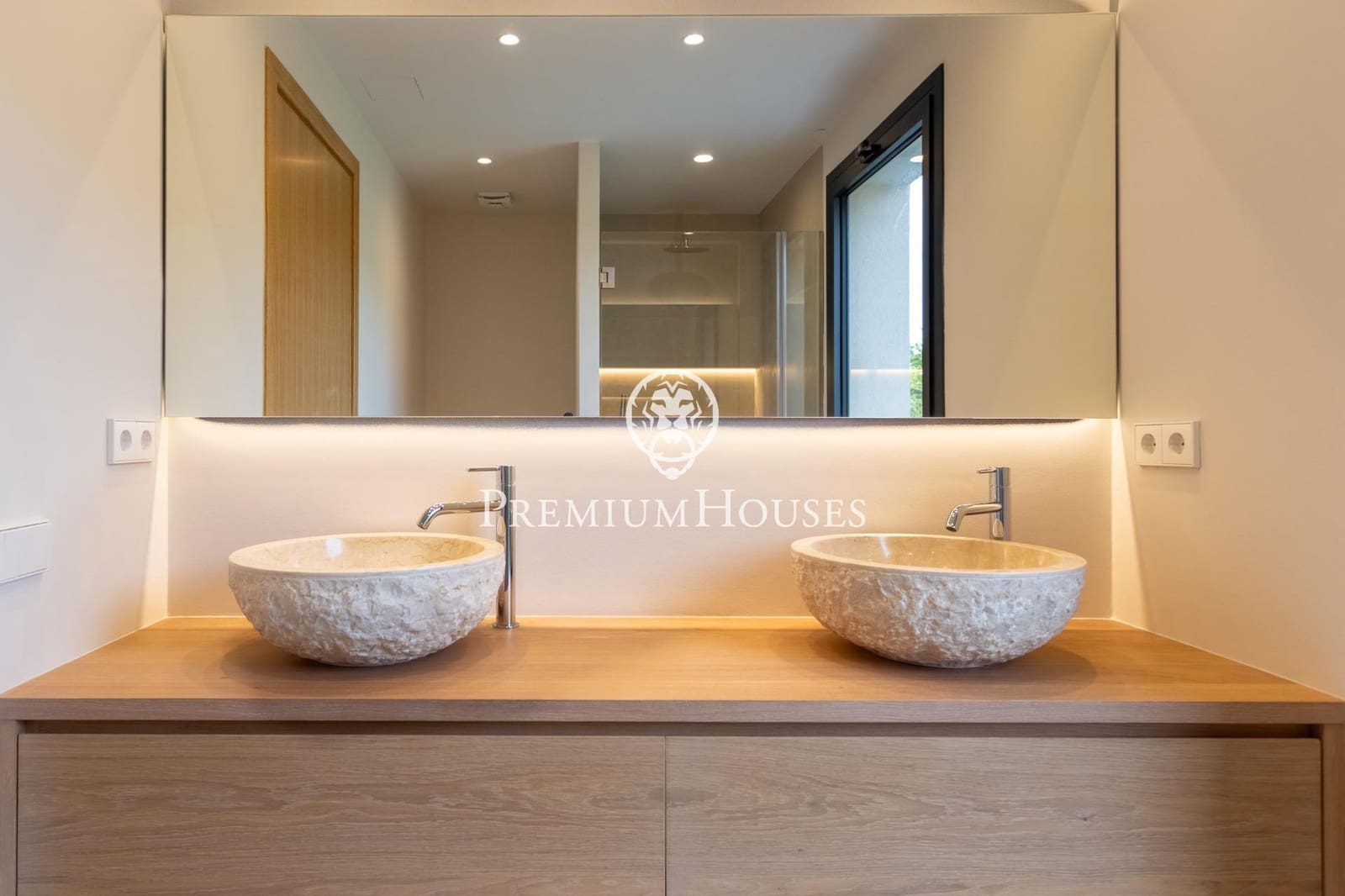 4 sypialnia Willa na sprzedaż w Sant Vicenc de Montalt z basenem garażem - 1 150 000 € (Ref: 9788391)