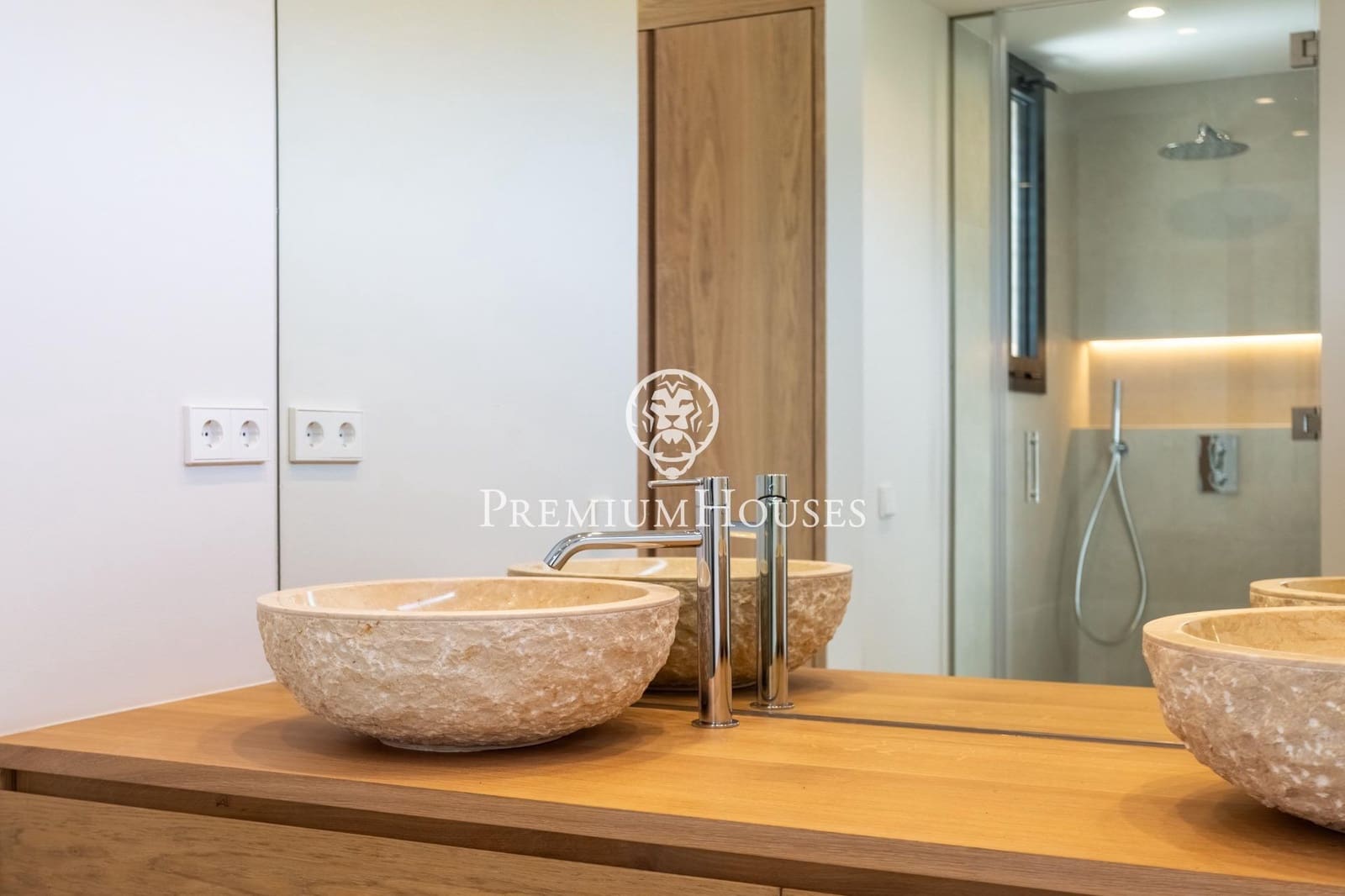 4 sypialnia Willa na sprzedaż w Sant Vicenc de Montalt z basenem garażem - 1 150 000 € (Ref: 9788391)