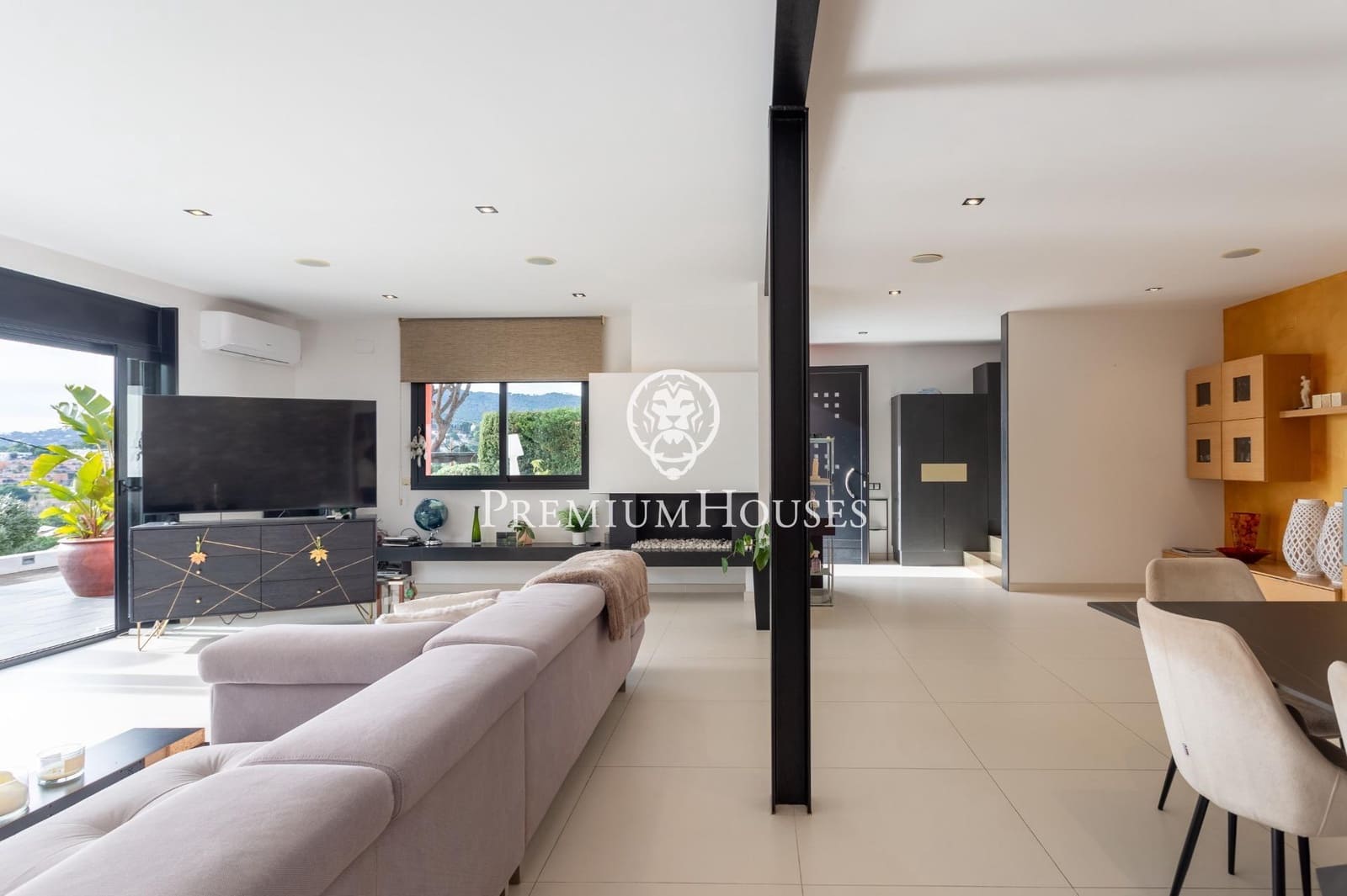 5 bedroom Villa for rent in Cabrils with pool garage - € 8,000 (Ref: 9831352)