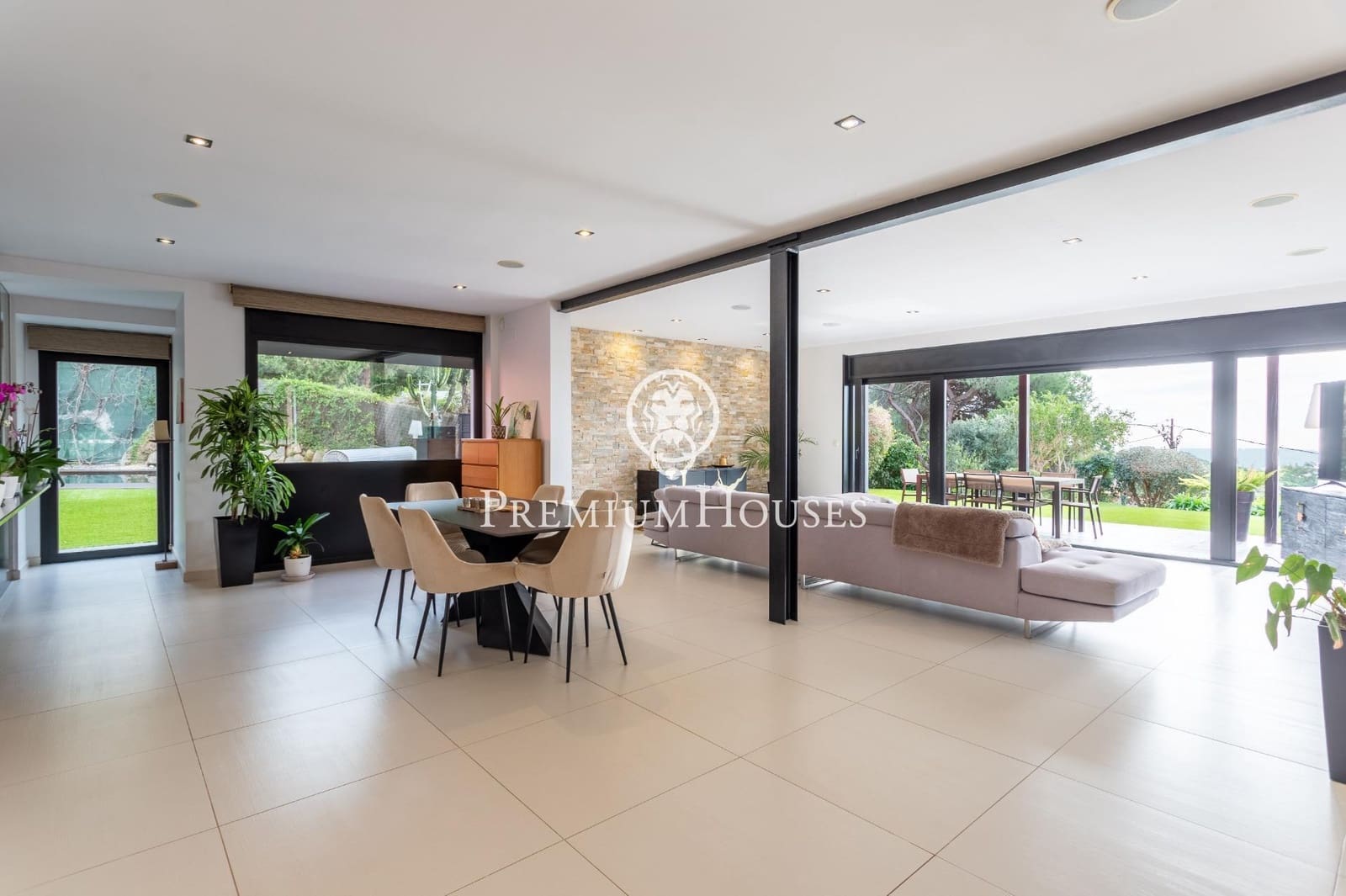 5 bedroom Villa for rent in Cabrils with pool garage - € 8,000 (Ref: 9831352)