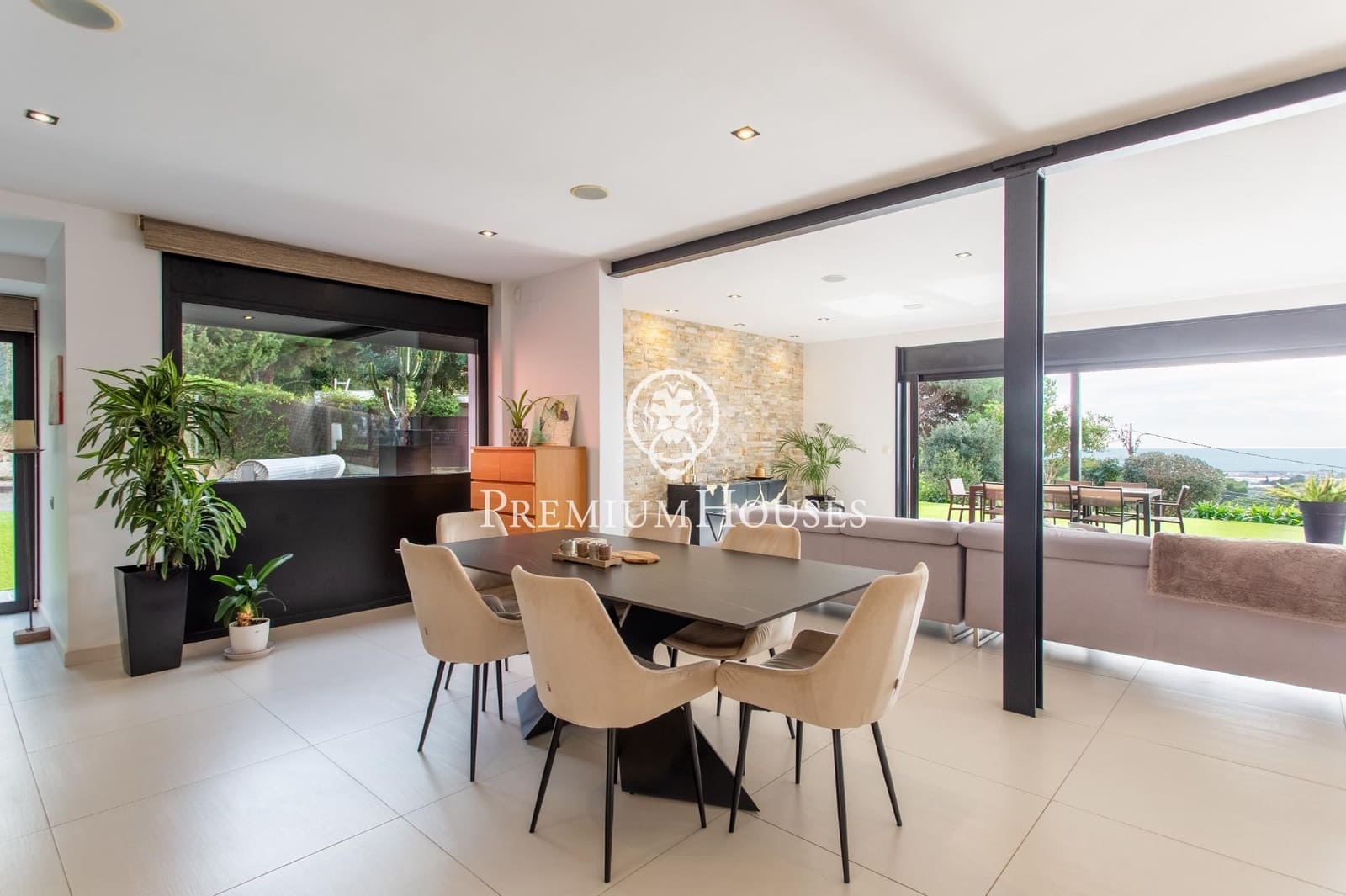 5 bedroom Villa for rent in Cabrils with pool garage - € 8,000 (Ref: 9831352)