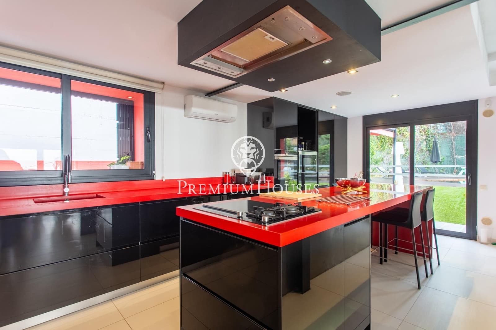 5 bedroom Villa for rent in Cabrils with pool garage - € 8,000 (Ref: 9831352)