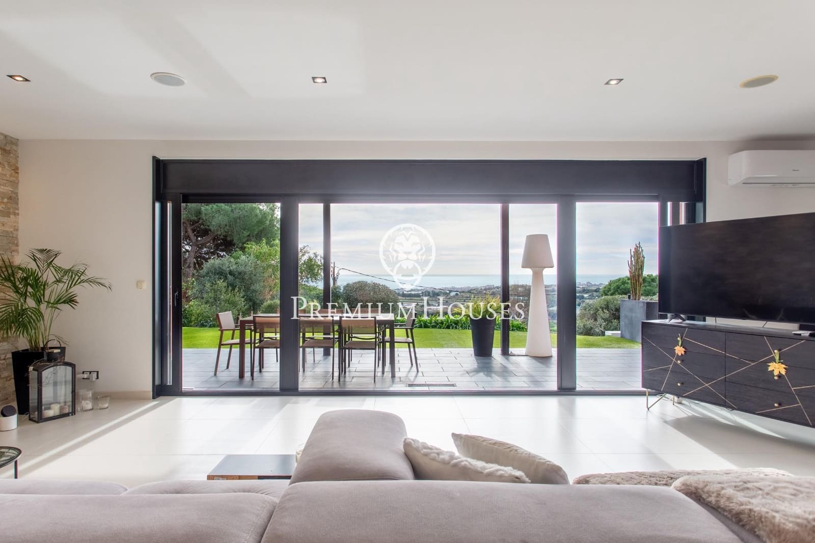 5 bedroom Villa for rent in Cabrils with pool garage - € 8,000 (Ref: 9831352)