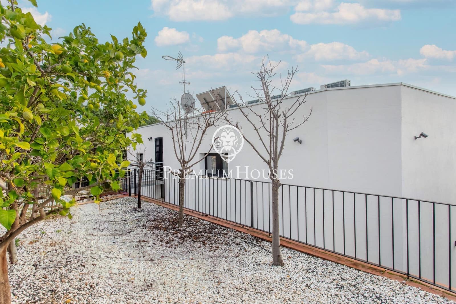 5 bedroom Villa for rent in Cabrils with pool garage - € 8,000 (Ref: 9831352)