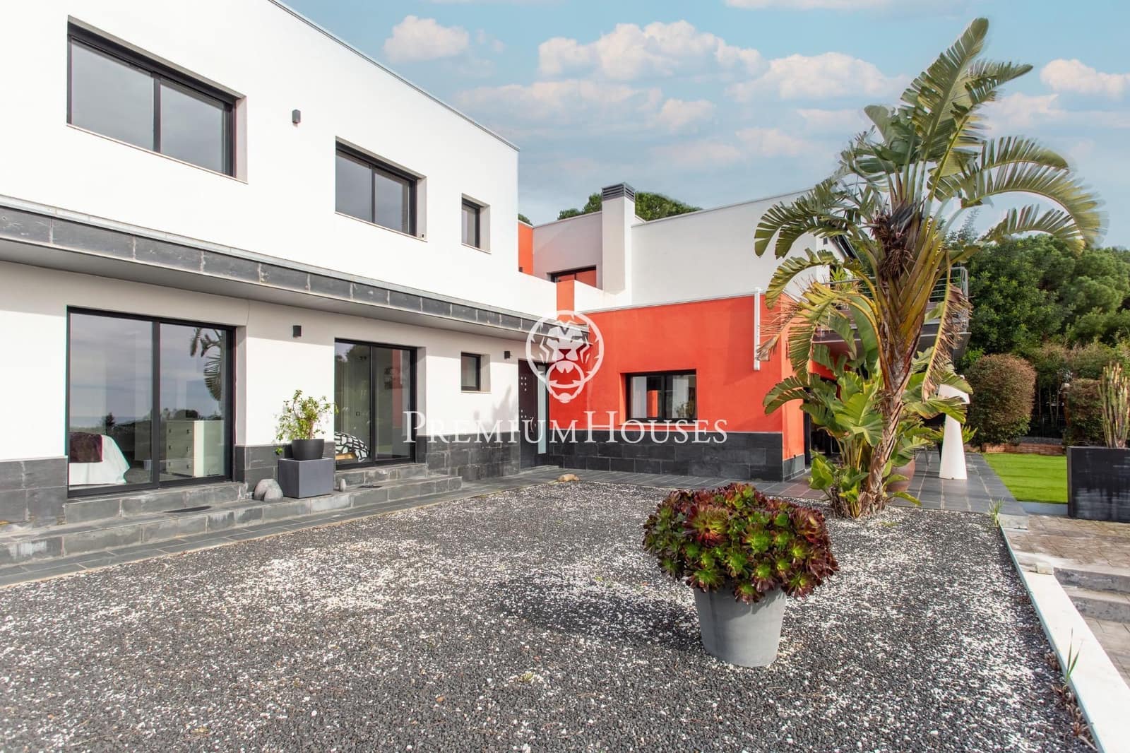 5 bedroom Villa for rent in Cabrils with pool garage - € 8,000 (Ref: 9831352)