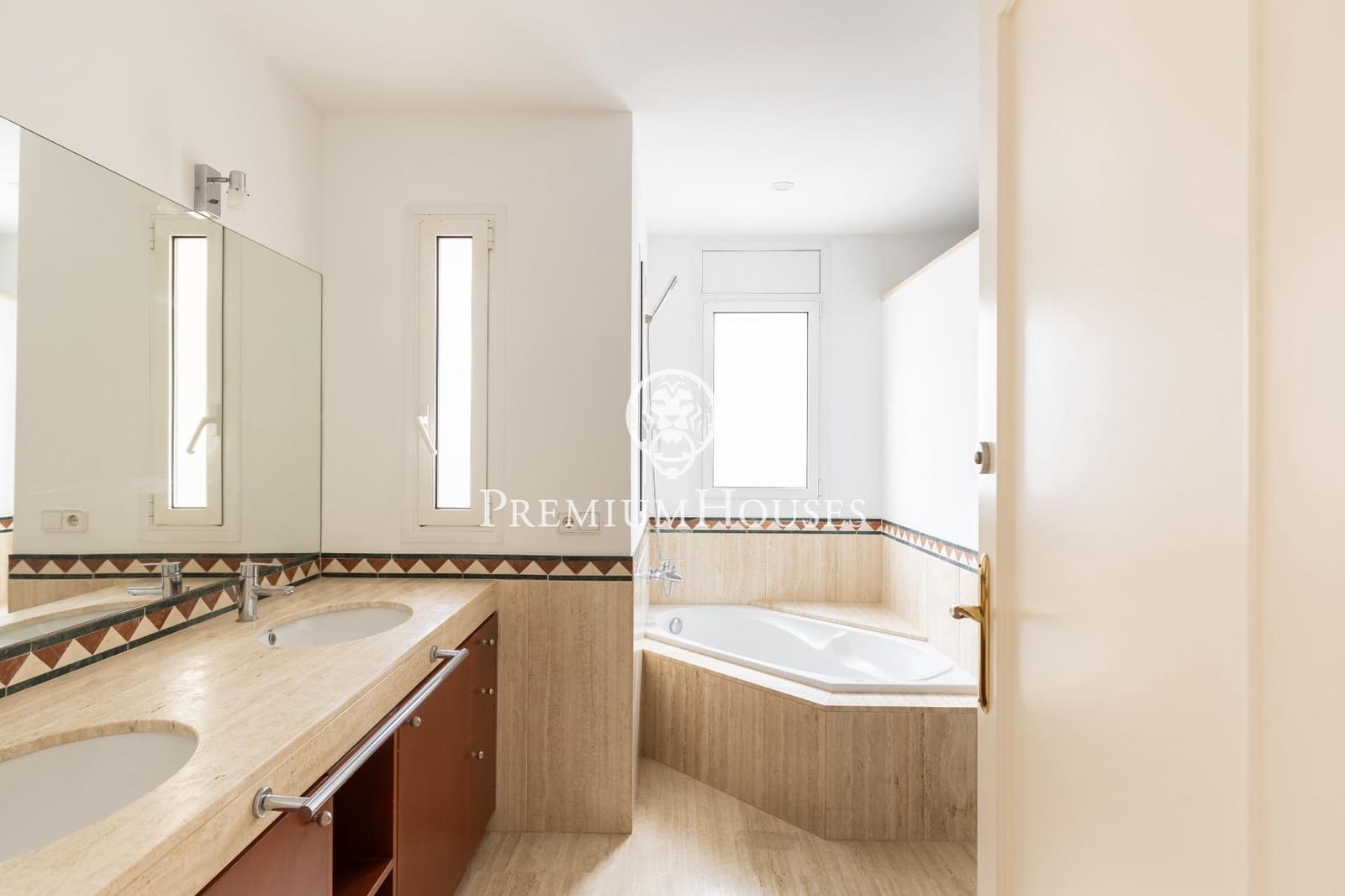 5 bedroom Villa for sale in Alella with garage - € 1,175,000 (Ref: 9846234)