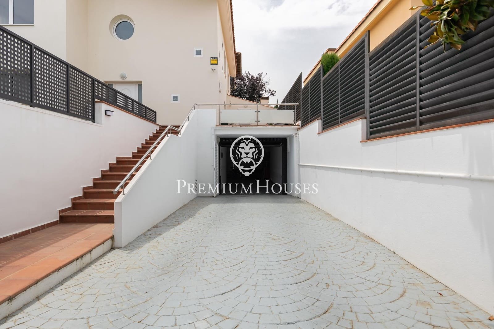 5 bedroom Villa for sale in Alella with garage - € 1,175,000 (Ref: 9846234)