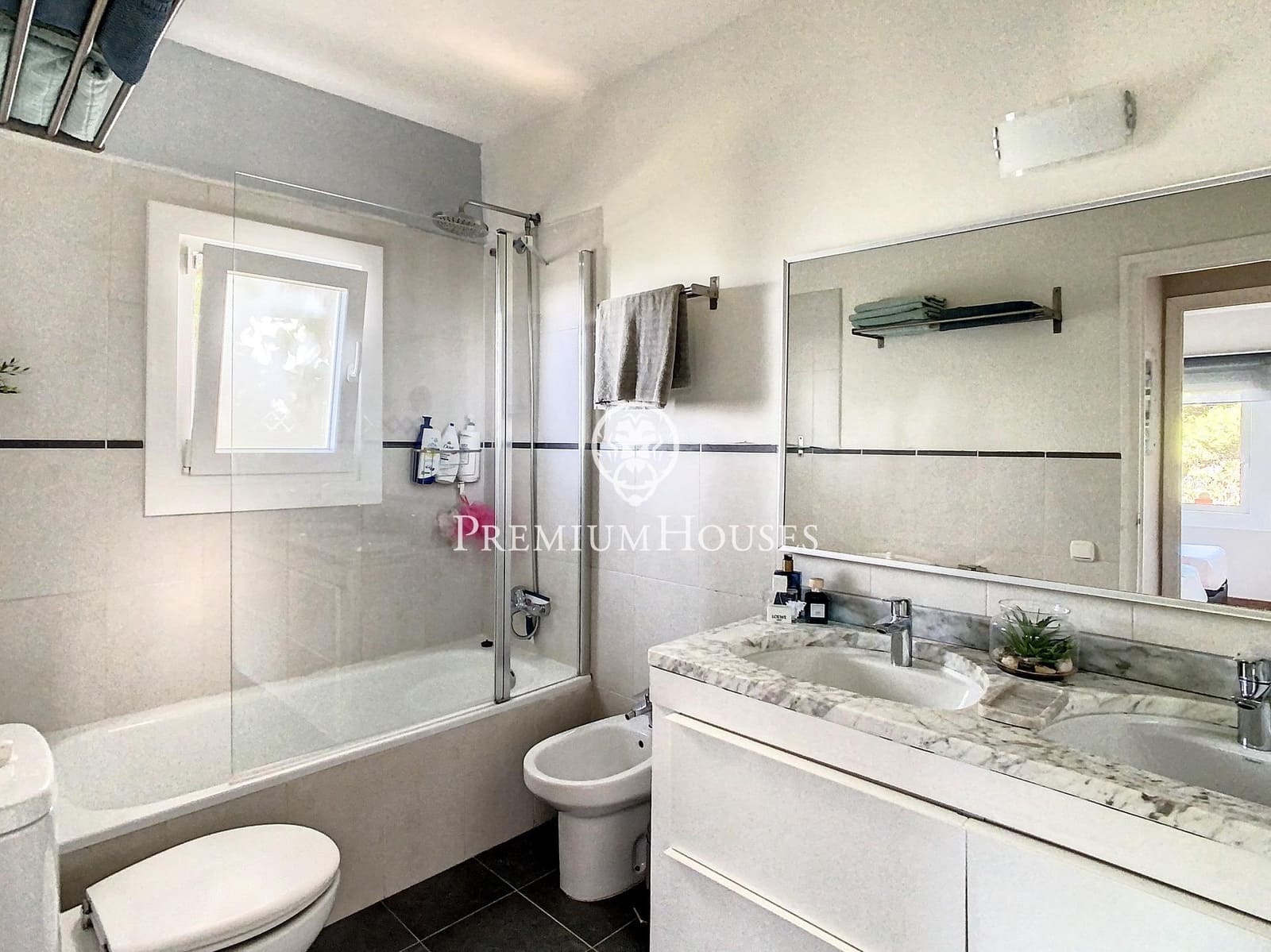 5 bedroom Villa for sale in Sant Cebria de Vallalta with pool - € 650,000 (Ref: 9896332)