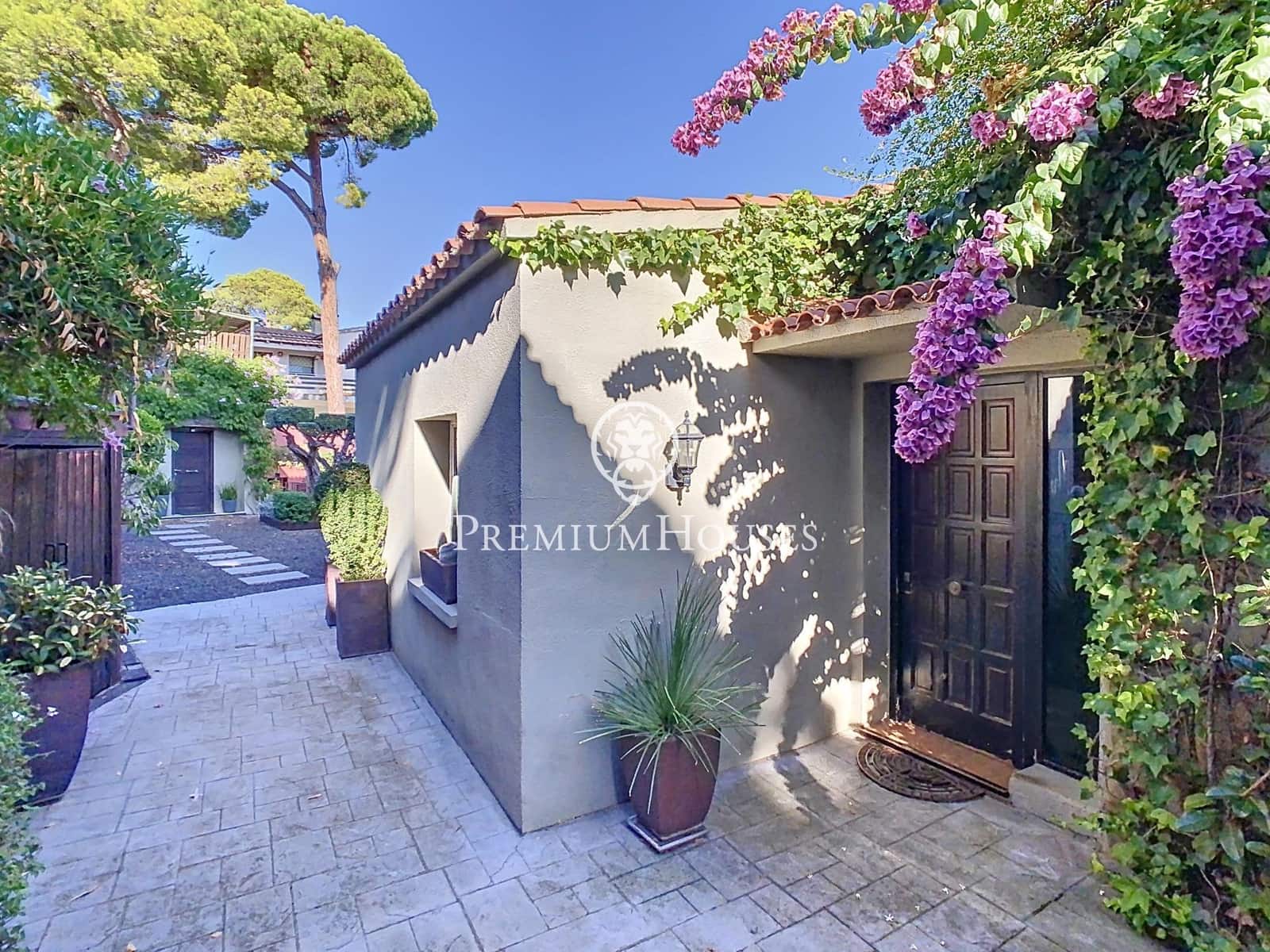5 bedroom Villa for sale in Sant Cebria de Vallalta with pool - € 650,000 (Ref: 9896332)