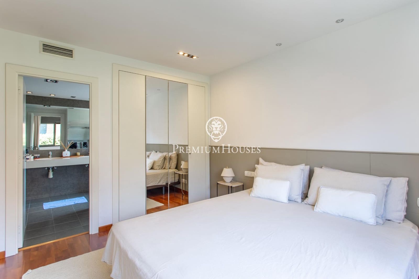 5 bedroom Terraced Villa for rent in Alella with garage - € 2,900 (Ref: 9945713)