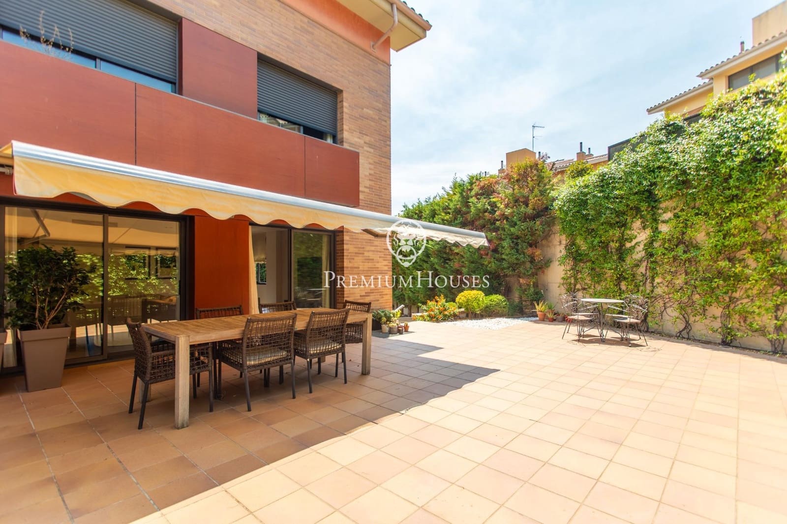5 bedroom Terraced Villa for rent in Alella with garage - € 2,900 (Ref: 9945713)