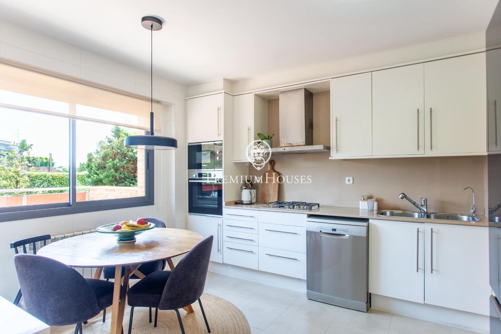 5 bedroom Terraced Villa for rent in Alella with garage - € 2,900 (Ref: 9945713)