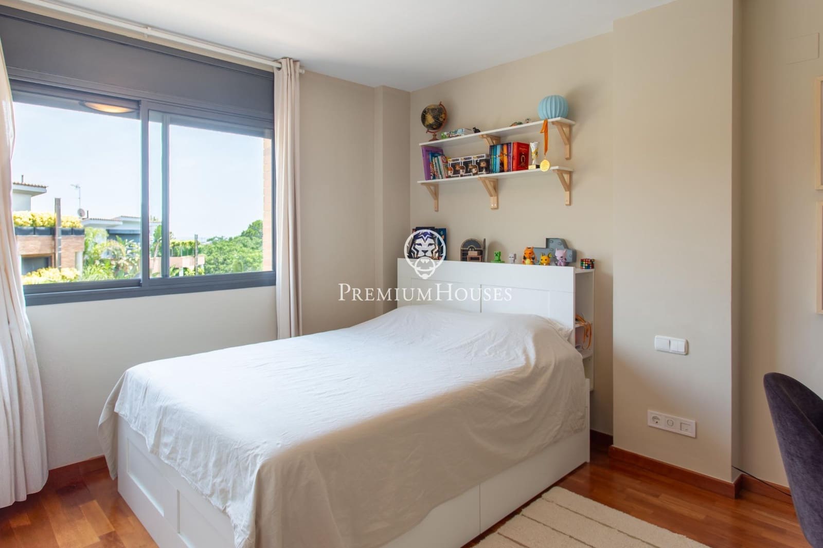 5 bedroom Terraced Villa for rent in Alella with garage - € 2,900 (Ref: 9945713)