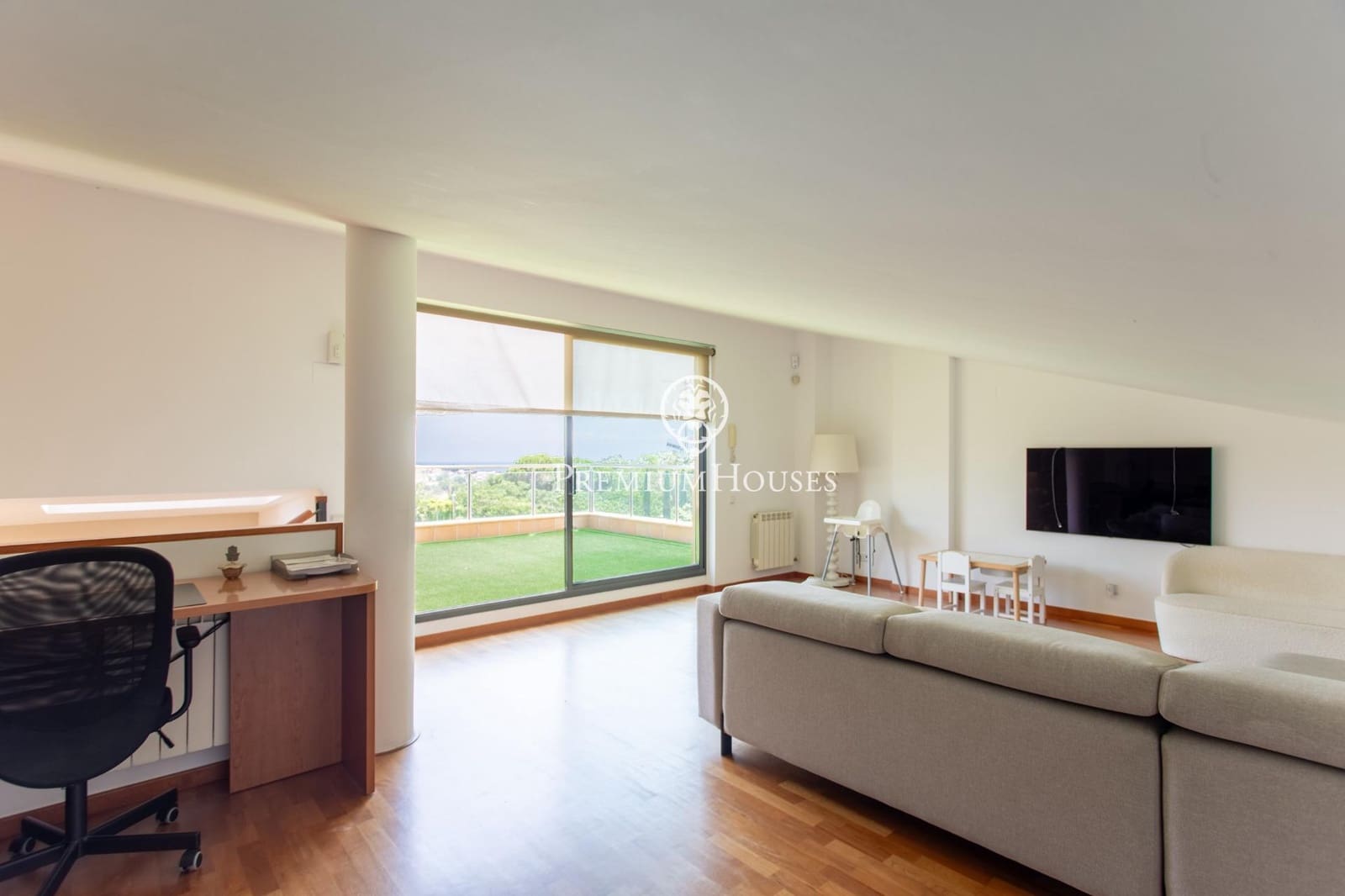 5 bedroom Terraced Villa for rent in Alella with garage - € 2,900 (Ref: 9945713)