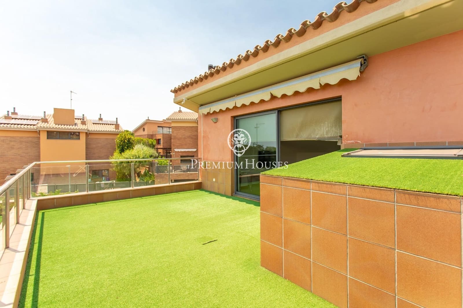 5 bedroom Terraced Villa for rent in Alella with garage - € 2,900 (Ref: 9945713)