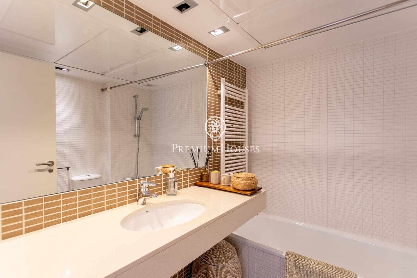 5 bedroom Terraced Villa for rent in Alella with garage - € 2,900 (Ref: 9945713)