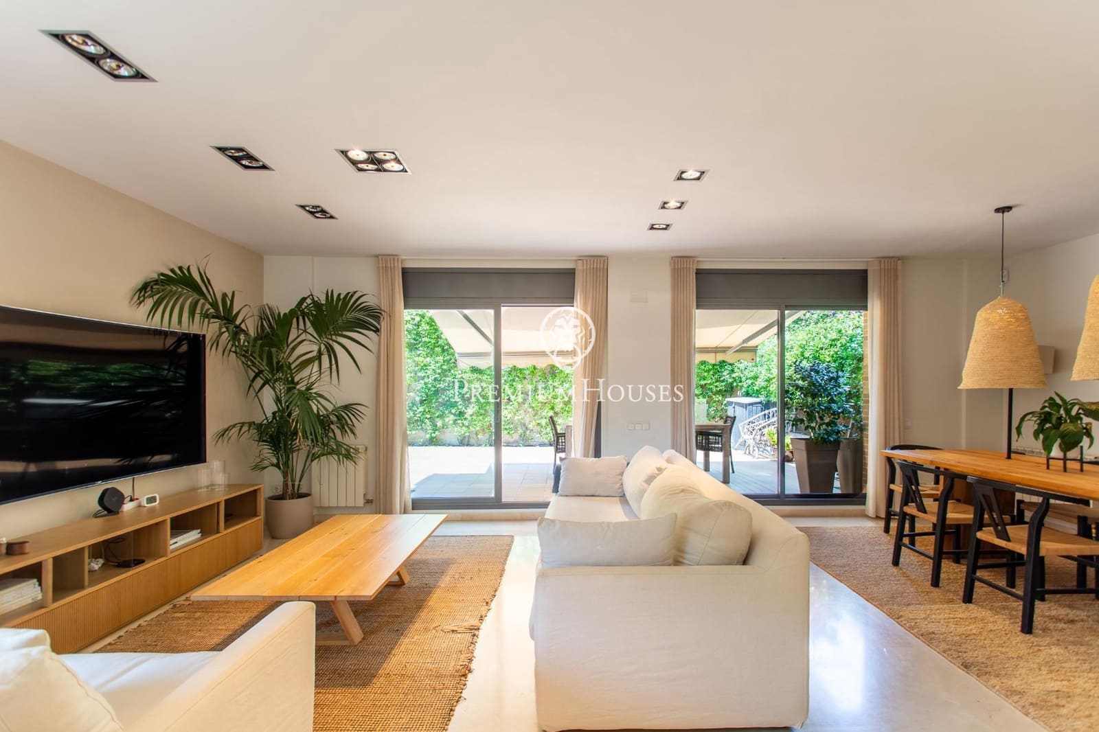 5 bedroom Terraced Villa for rent in Alella with garage - € 2,900 (Ref: 9945713)