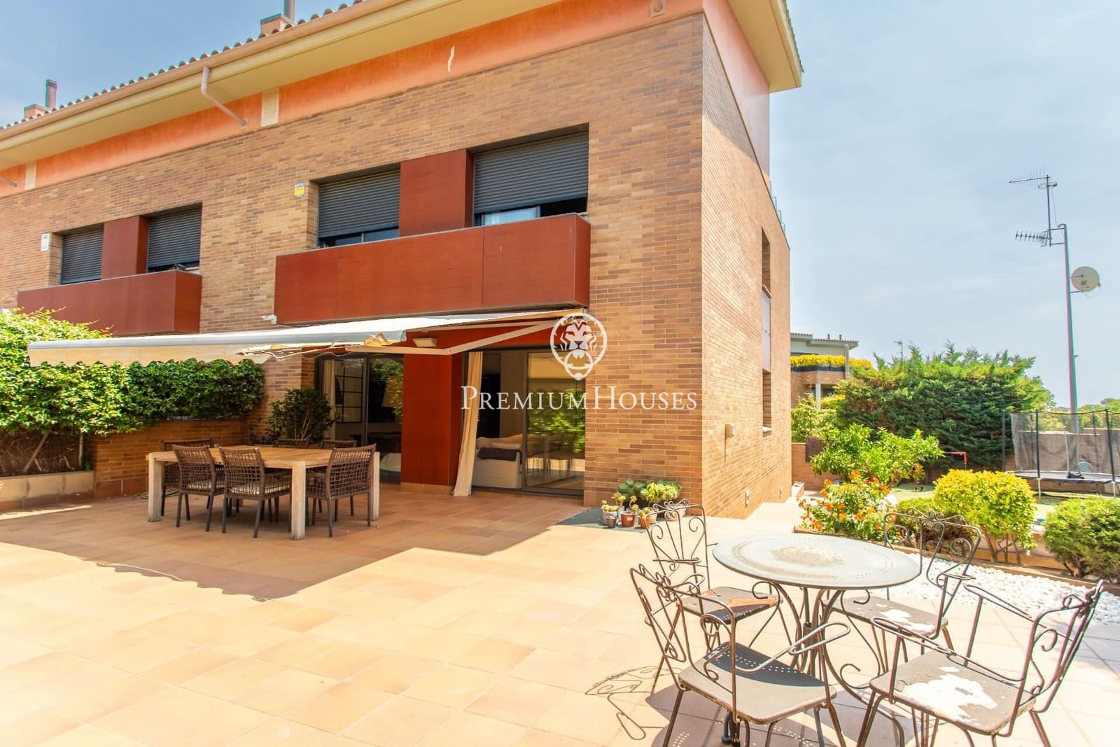 5 bedroom Terraced Villa for rent in Alella with garage - € 2,900 (Ref: 9945713)