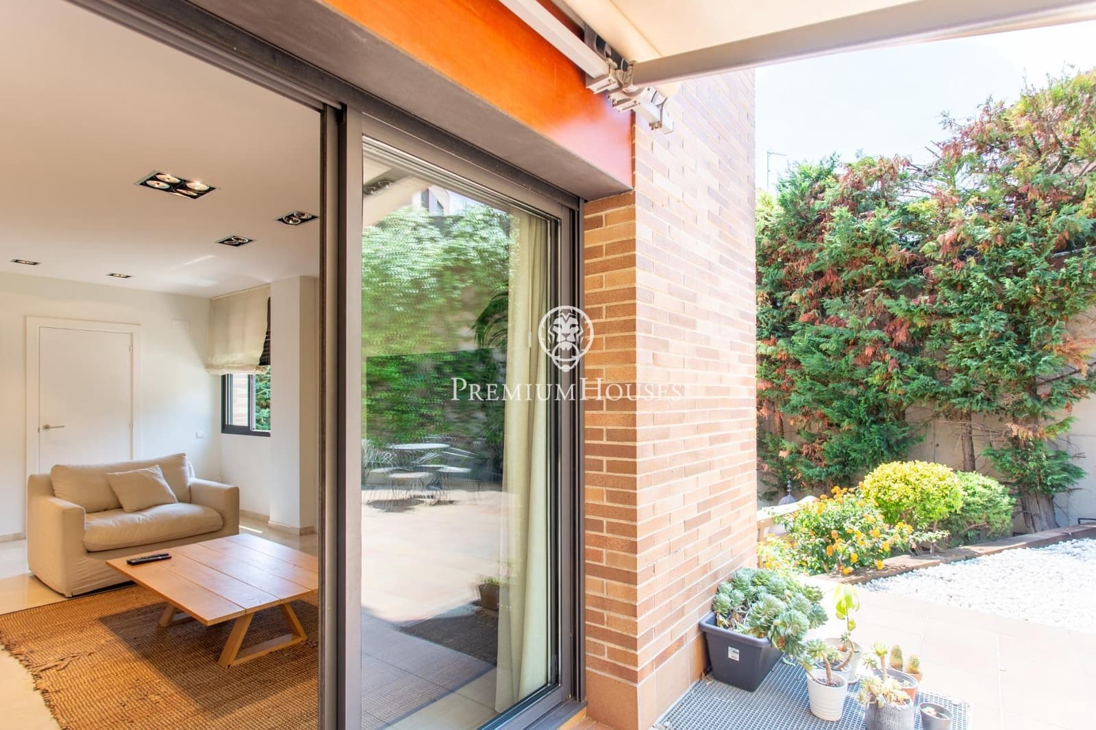 5 bedroom Terraced Villa for rent in Alella with garage - € 2,900 (Ref: 9945713)