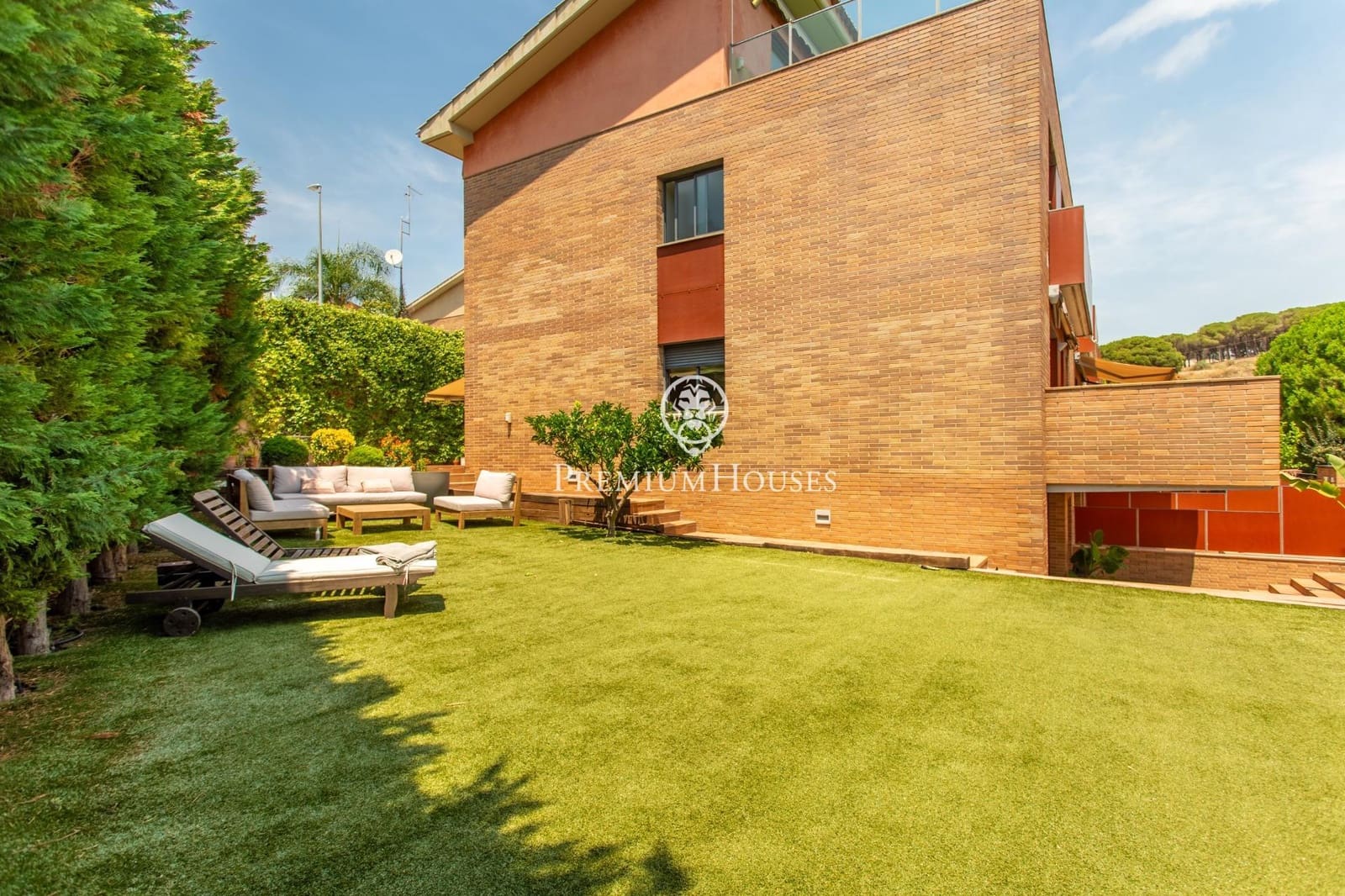 5 bedroom Terraced Villa for rent in Alella with garage - € 2,900 (Ref: 9945713)