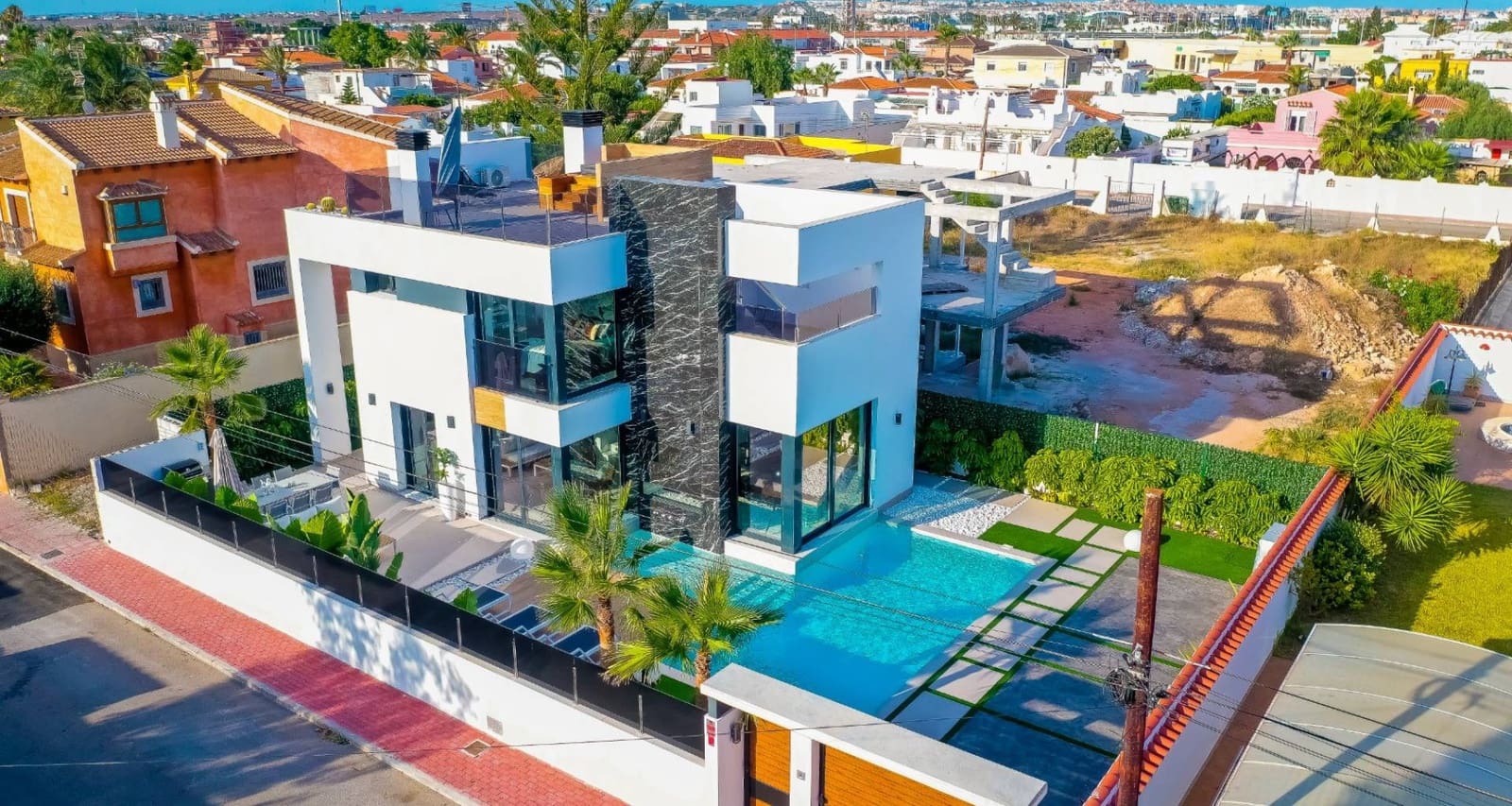 1 bedroom Villa for sale in Torrevieja with pool garage - € 590,000 (Ref: 7822516)