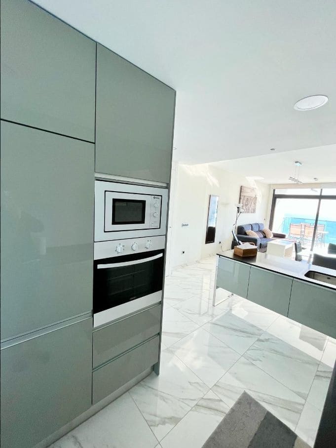 2 soveværelse Lejlighed til salg i Benidorm med swimmingpool garage - € 690.000 (Ref: 9246924)