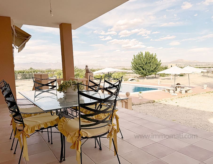 3 soveværelse Finca/Landehus til salg i Novelda med swimmingpool - € 315.000 (Ref: 8568937)