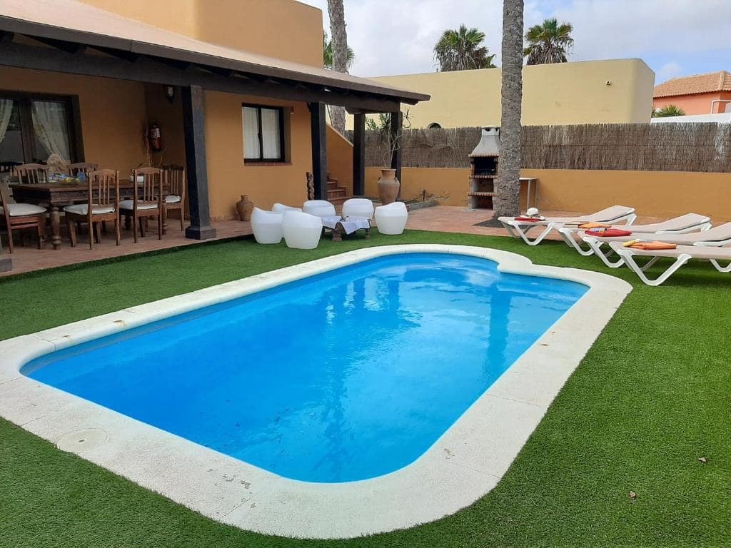 3 bedroom Villa for sale in Corralejo with pool garage - € 500,000 (Ref: 10130701)