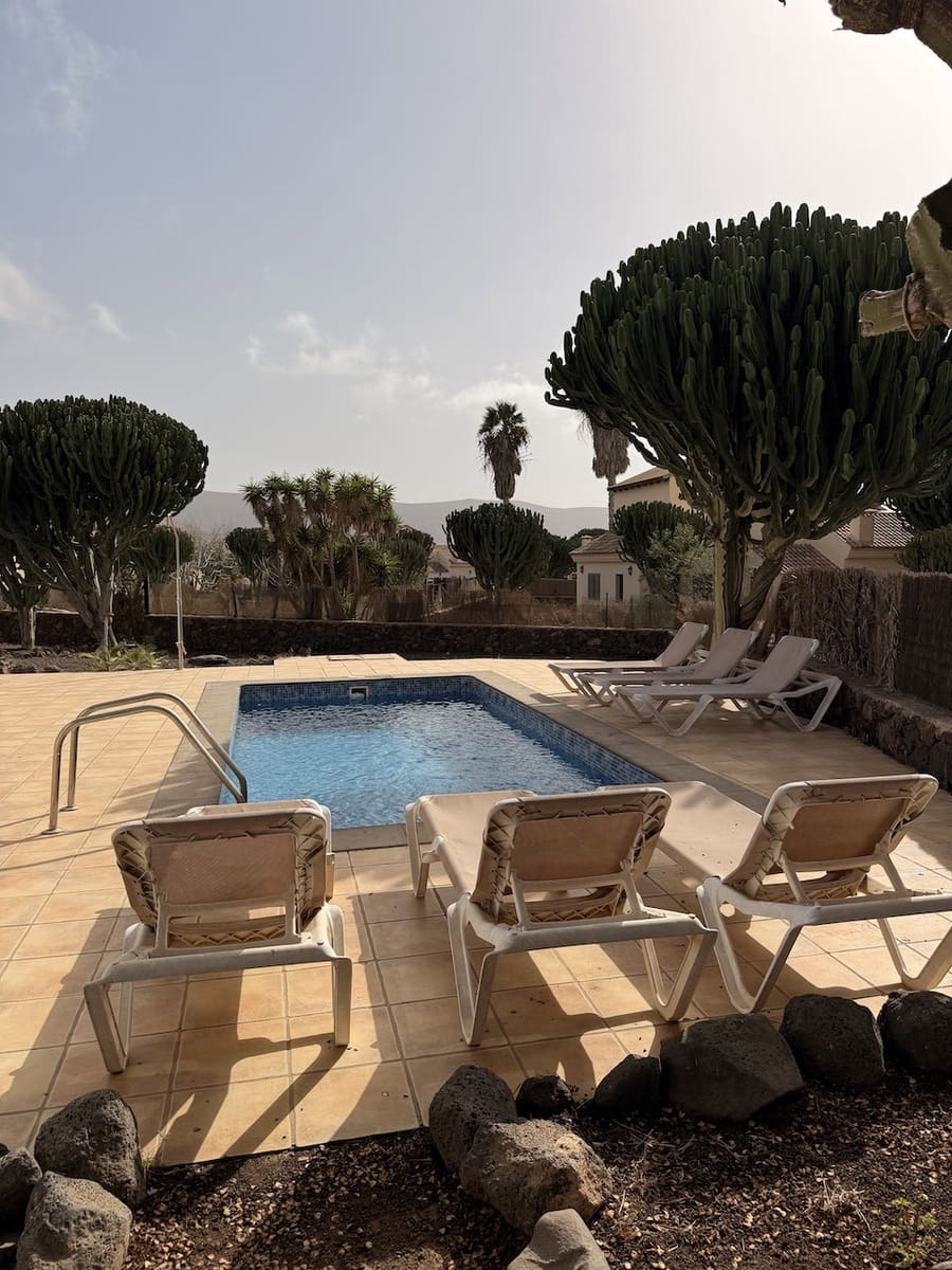 3 soveværelse Villa til salg i La Oliva med swimmingpool garage - € 460.000 (Ref: 10140488)