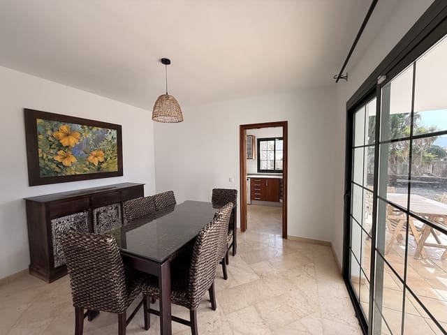 3 soverom Villa til salgs i La Oliva med svømmebasseng garasje - € 460 000 (Ref: 10140488)