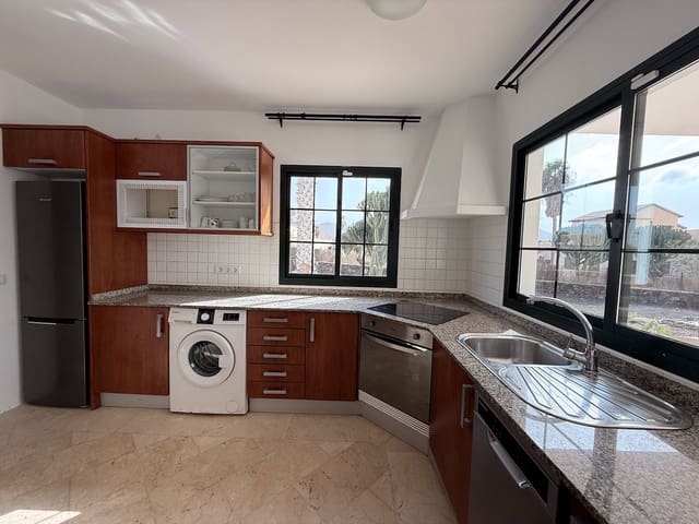 3 soverom Villa til salgs i La Oliva med svømmebasseng garasje - € 460 000 (Ref: 10140488)