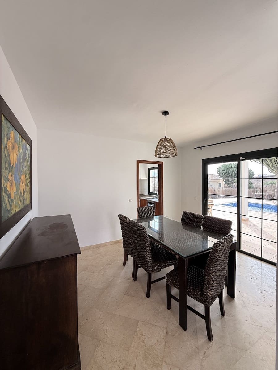 3 soveværelse Villa til salg i La Oliva med swimmingpool garage - € 460.000 (Ref: 10140488)