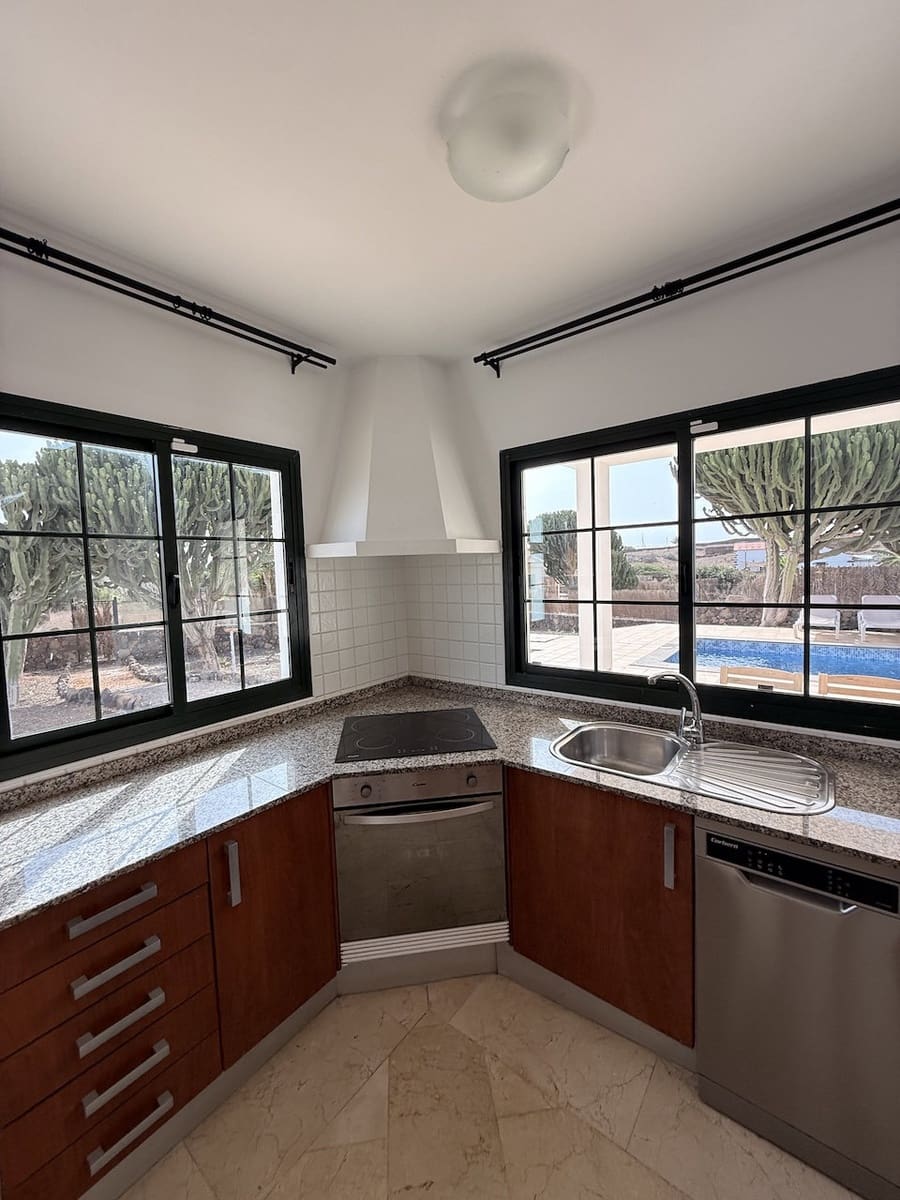 3 soveværelse Villa til salg i La Oliva med swimmingpool garage - € 460.000 (Ref: 10140488)