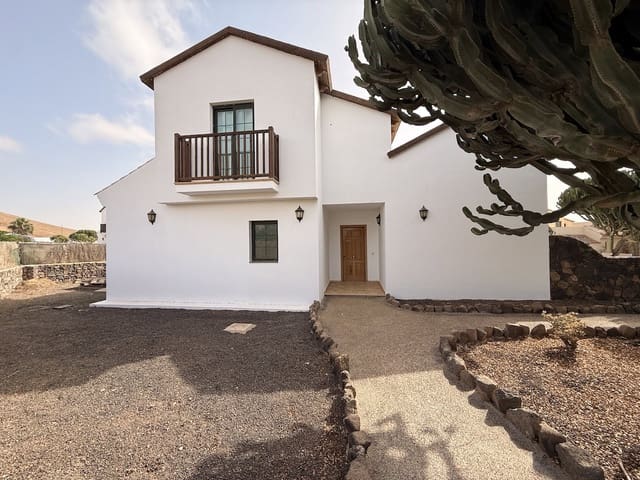3 soverom Villa til salgs i La Oliva med svømmebasseng garasje - € 460 000 (Ref: 10140488)