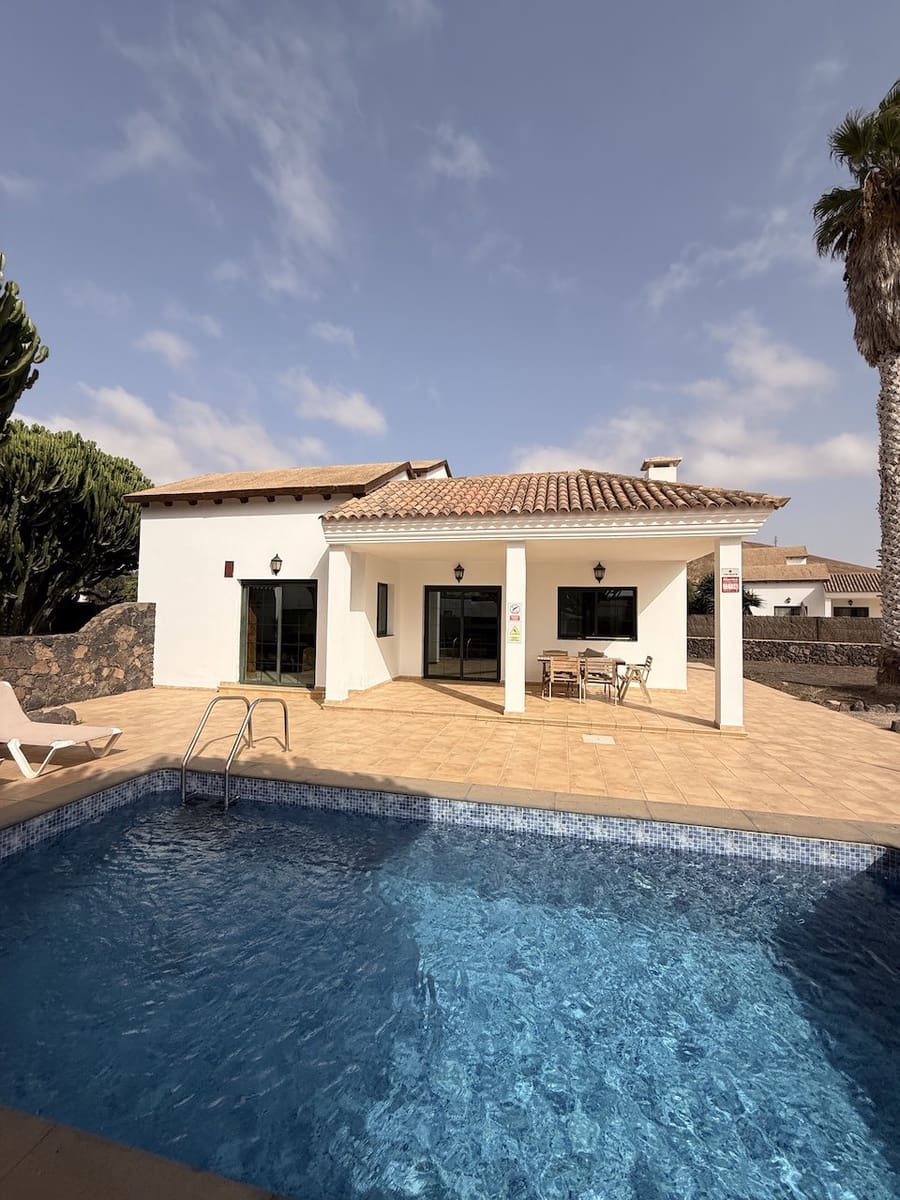 3 soveværelse Villa til salg i La Oliva med swimmingpool garage - € 460.000 (Ref: 10140488)