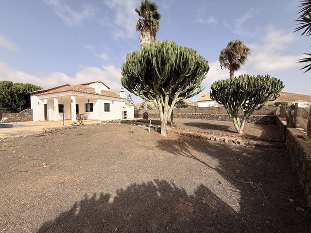 3 soverom Villa til salgs i La Oliva med svømmebasseng garasje - € 460 000 (Ref: 10140488)
