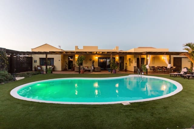 5 quarto Moradia para venda em Lajares, La Oliva com piscina garagem - 849 000 € (Ref: 7669343)