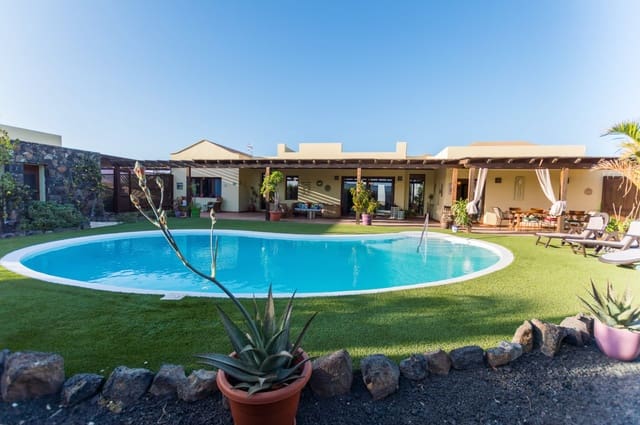 5 quarto Moradia para venda em Lajares, La Oliva com piscina garagem - 849 000 € (Ref: 7669343)