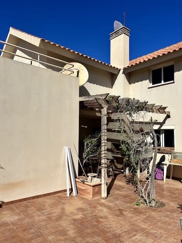 5 soveværelse Villa til salg i Corralejo, La Oliva med garage - € 525.000 (Ref: 7912891)