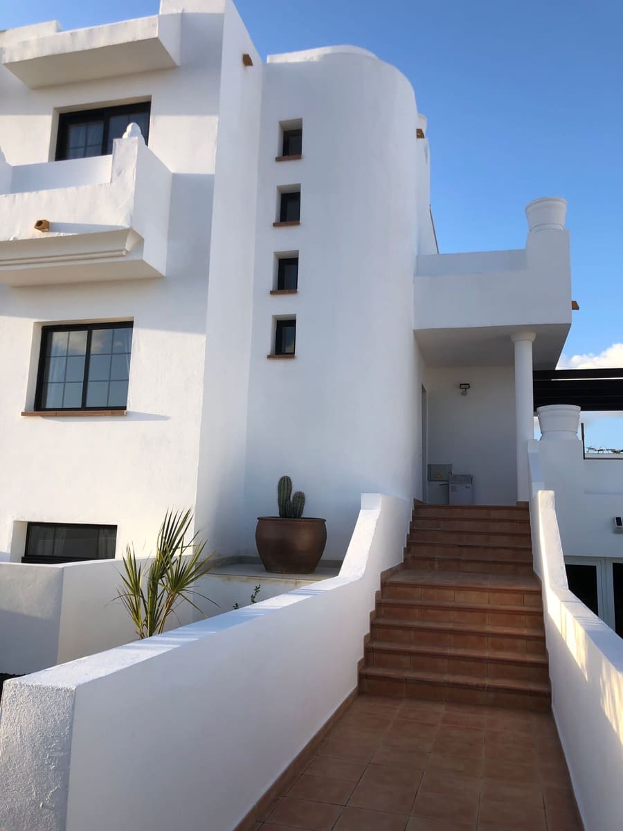 4 soveværelse Villa til salg i Corralejo med swimmingpool - € 579.000 (Ref: 8000988)