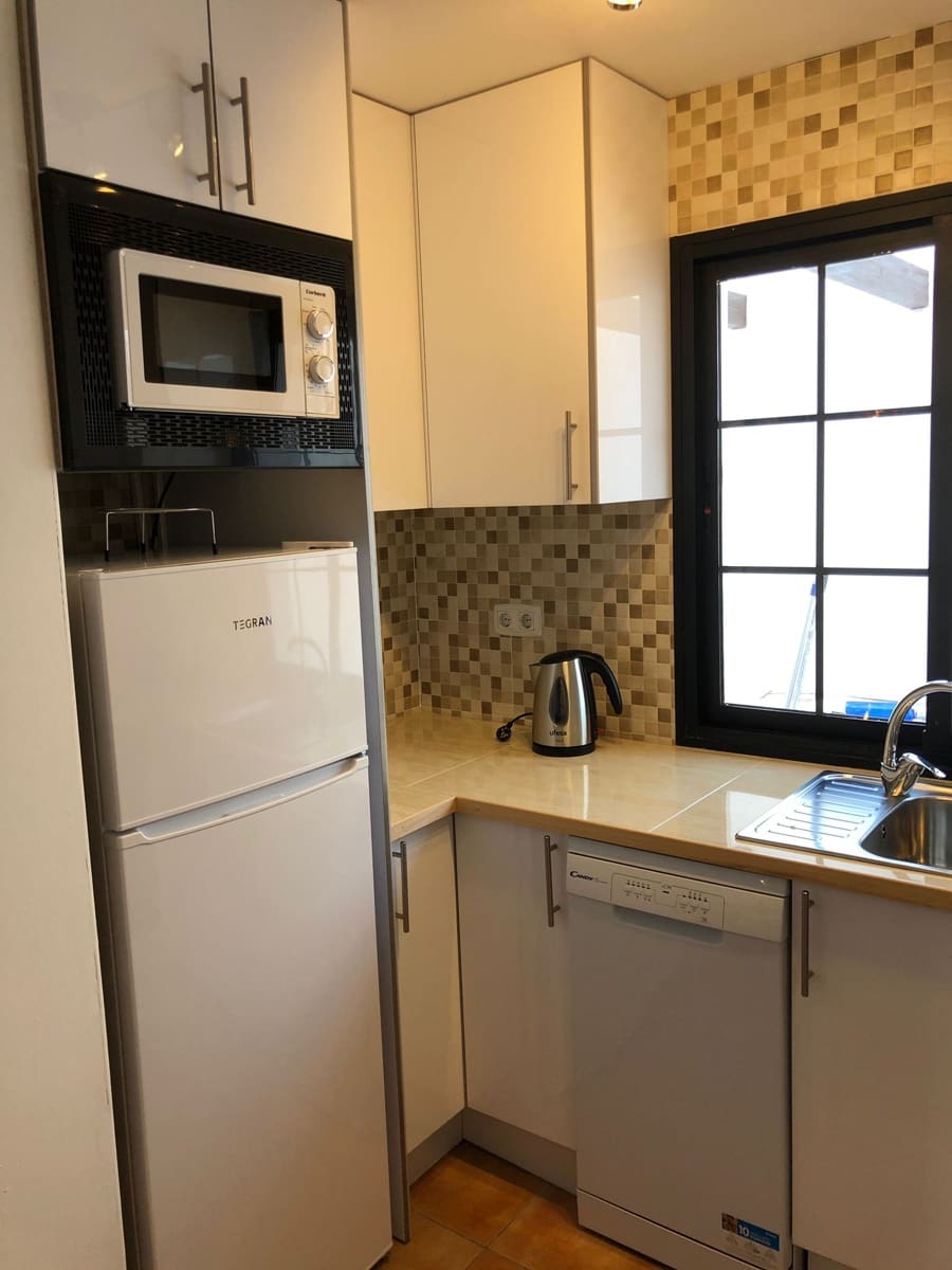 4 bedroom Villa for sale in Corralejo with pool - € 565,000 (Ref: 8000988)