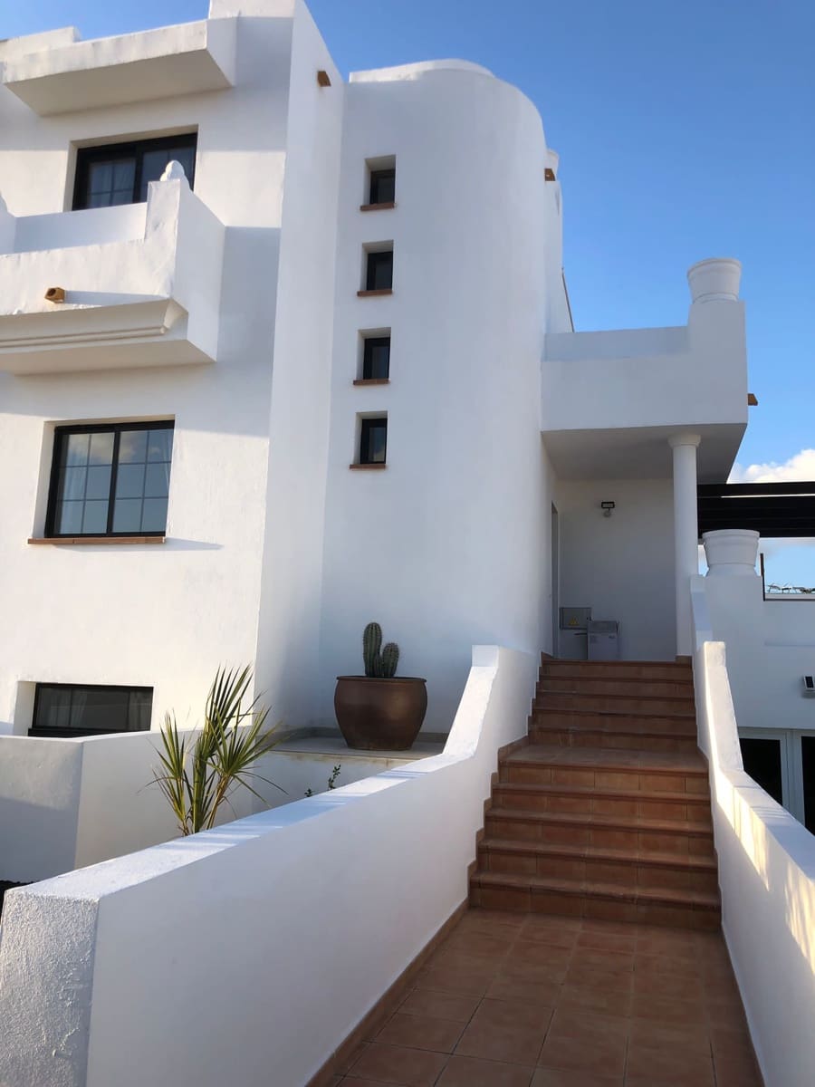4 bedroom Villa for sale in Corralejo with pool - € 565,000 (Ref: 8000988)