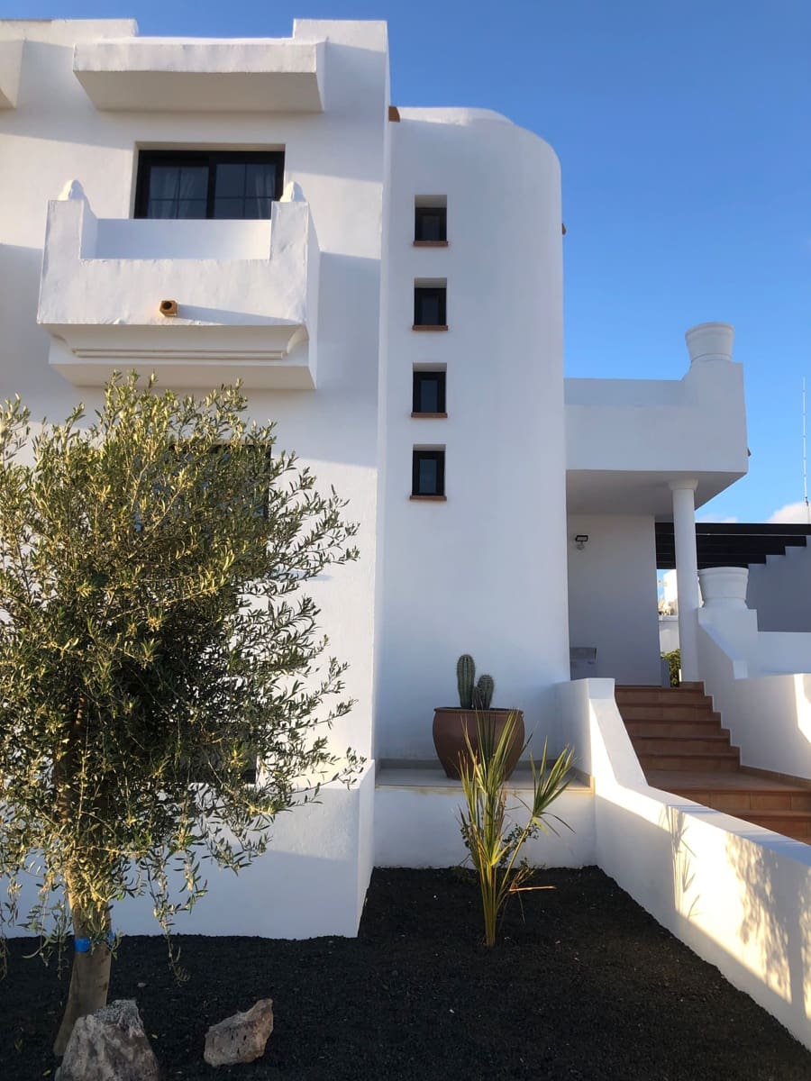 4 bedroom Villa for sale in Corralejo with pool - € 565,000 (Ref: 8000988)