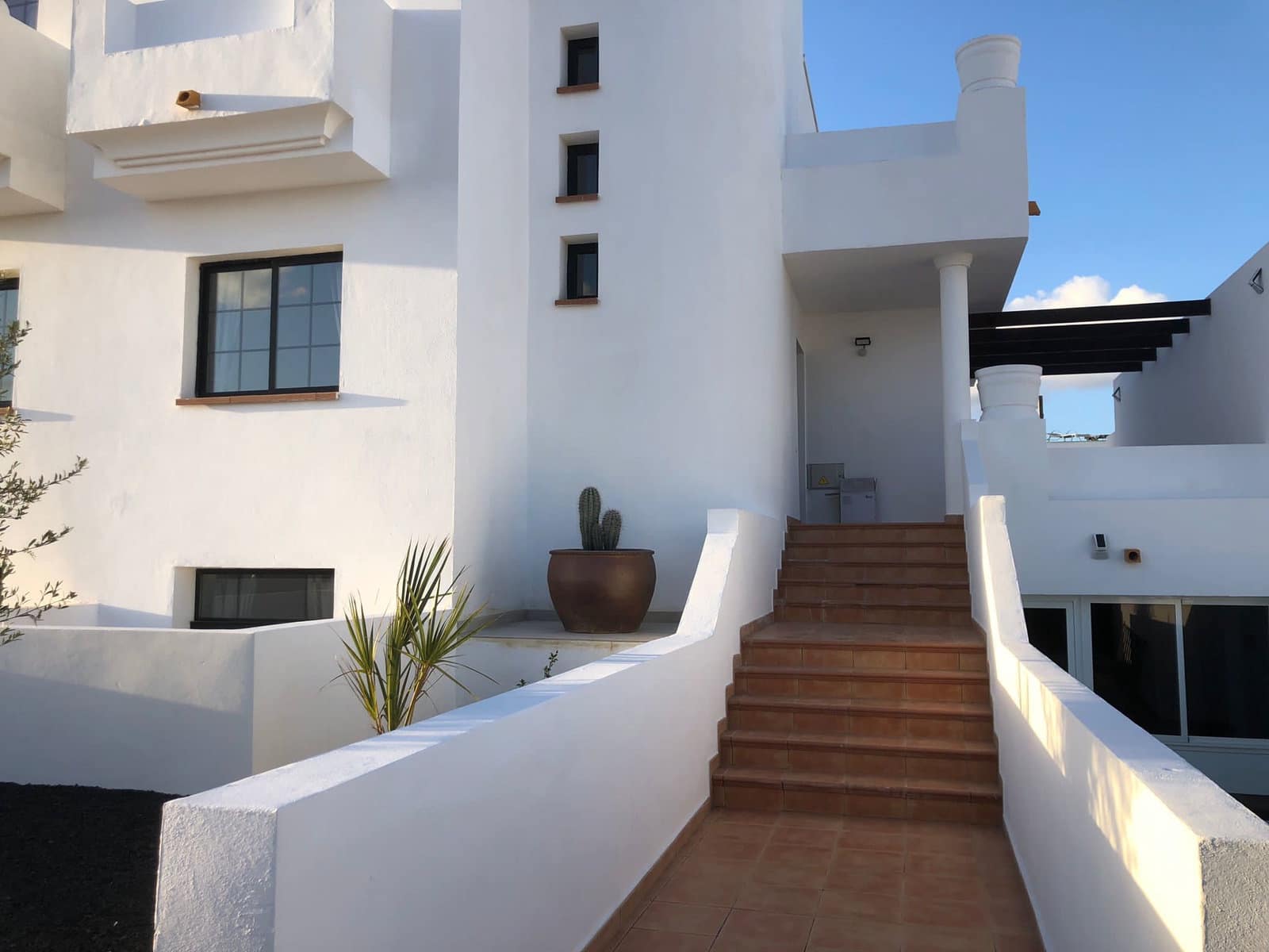 4 bedroom Villa for sale in Corralejo with pool - € 565,000 (Ref: 8000988)